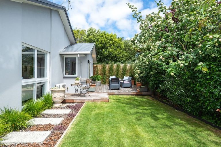 Photo of property in 2/10 Ladbrokes Place, Fendalton, Christchurch, 8052