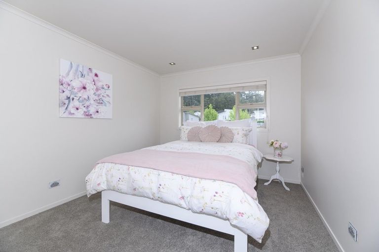 Photo of property in 1 Stow Place, Henderson, Auckland, 0612