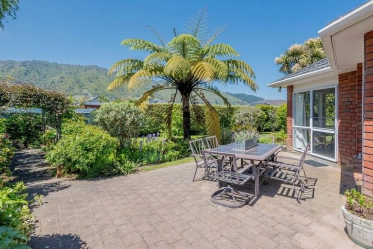 Photo of property in 9 Papawai Grove, Waikanae, 5036
