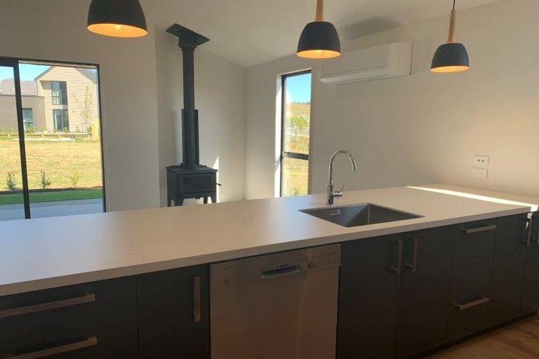 Photo of property in 5 Matakanui Lane, Wanaka, 9305