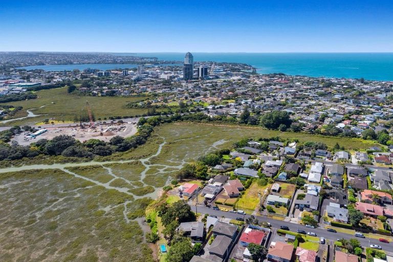 Photo of property in 2 Francis Street, Hauraki, Auckland, 0622