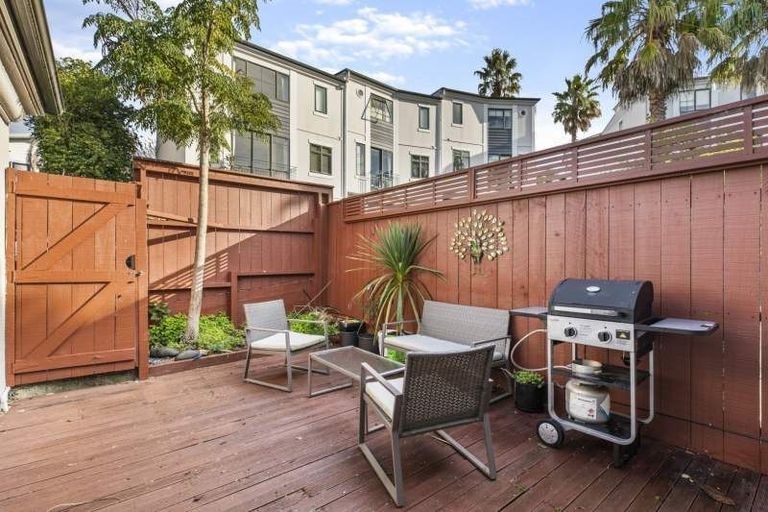 Photo of property in 10/69 Target Road, Totara Vale, Auckland, 0629