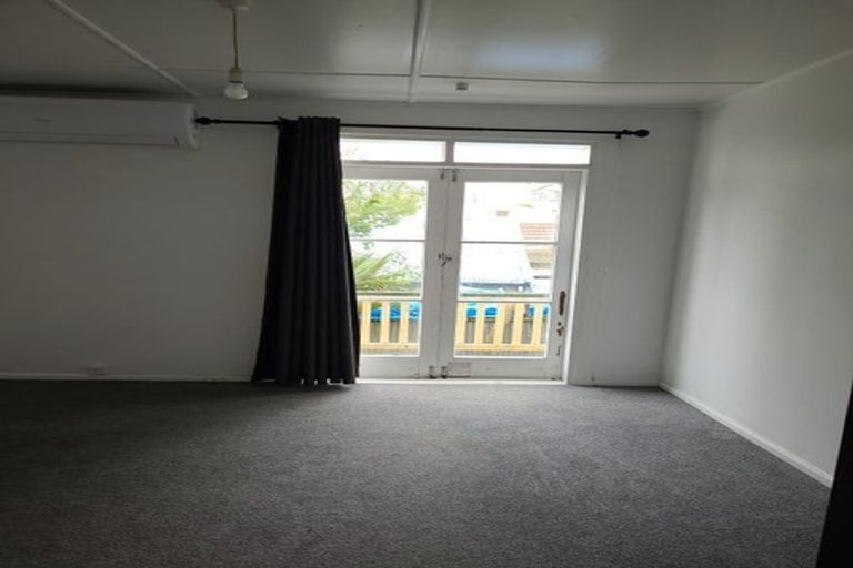 Photo of property in 29 Marine Parade, Bluff Hill, Napier, 4110