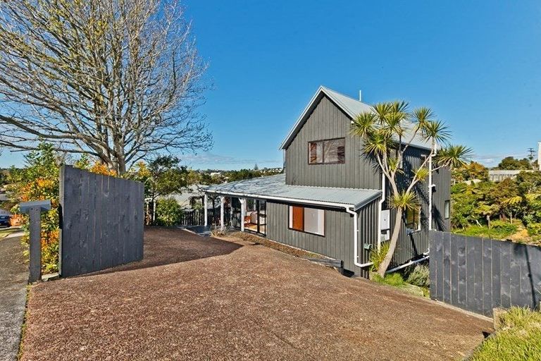 Photo of property in 6 Deverell Place, Northcross, Auckland, 0632