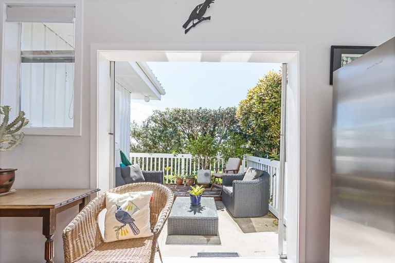 Photo of property in 21 Tindalls Bay Road, Tindalls Beach, Whangaparaoa, 0930