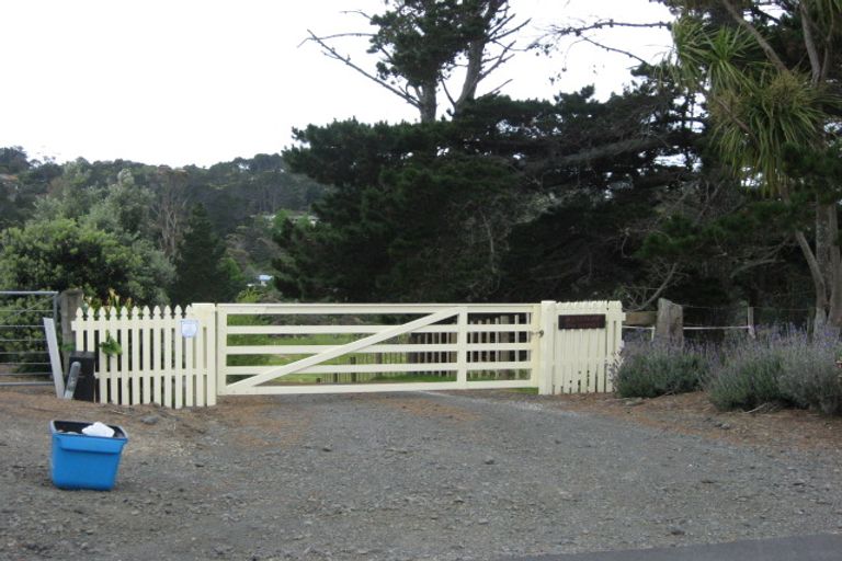 Photo of property in 48 Roberts Road, Matakatia, Whangaparaoa, 0930