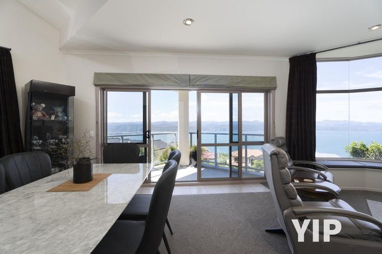 Photo of property in 14 Dress Circle, Newlands, Wellington, 6037