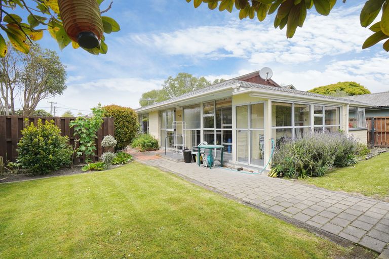 Photo of property in 2/23 Crofton Road, Harewood, Christchurch, 8051