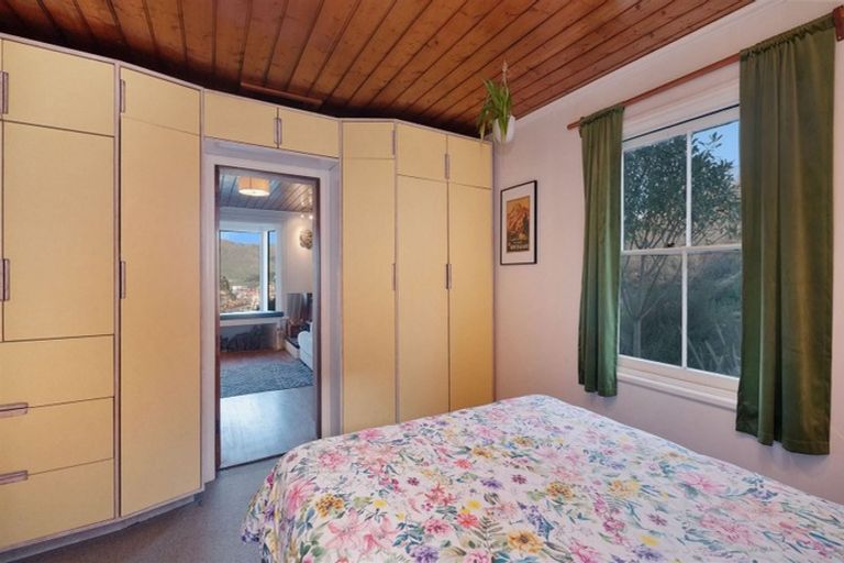 Photo of property in 20 Hawkhurst Road, Lyttelton, 8082