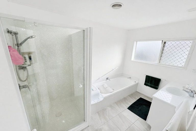 Photo of property in 23 Chalmers Close, Orewa, 0931