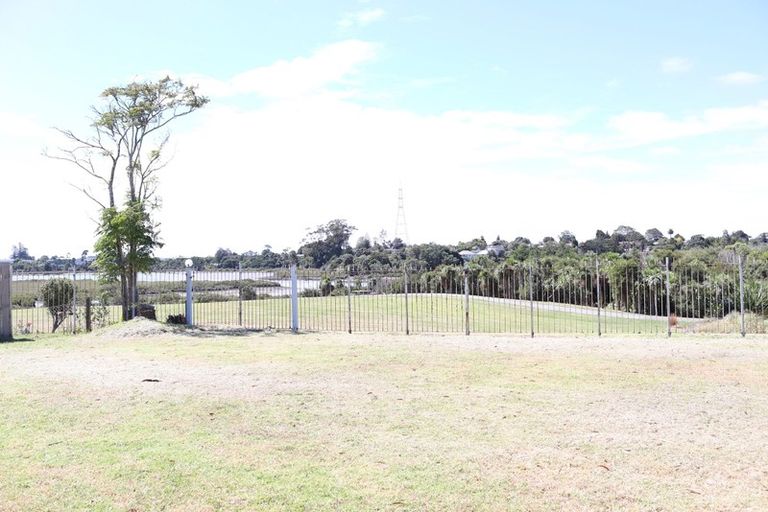 Photo of property in 10 Ingleby Place, Kelston, Auckland, 0602