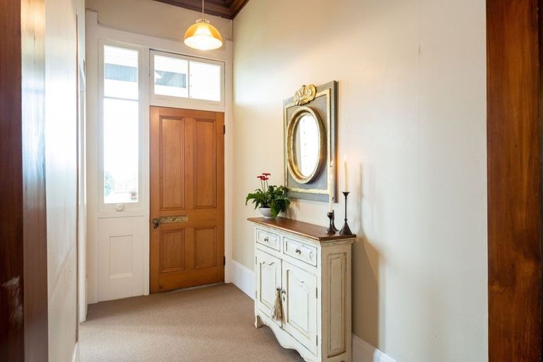 Photo of property in 16 Sealy Road, Bluff Hill, Napier, 4110