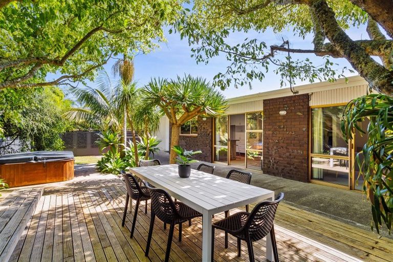 Photo of property in 63 Becroft Drive, Forrest Hill, Auckland, 0620