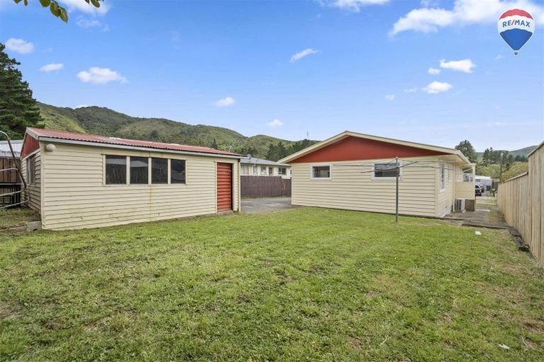 Photo of property in 33 Stockdale Street, Wainuiomata, Lower Hutt, 5014
