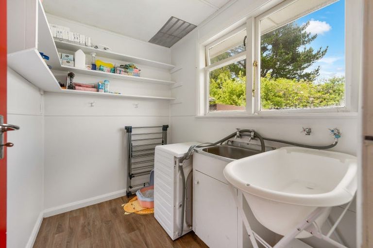 Photo of property in 21 Crewe Crescent, Hokowhitu, Palmerston North, 4410