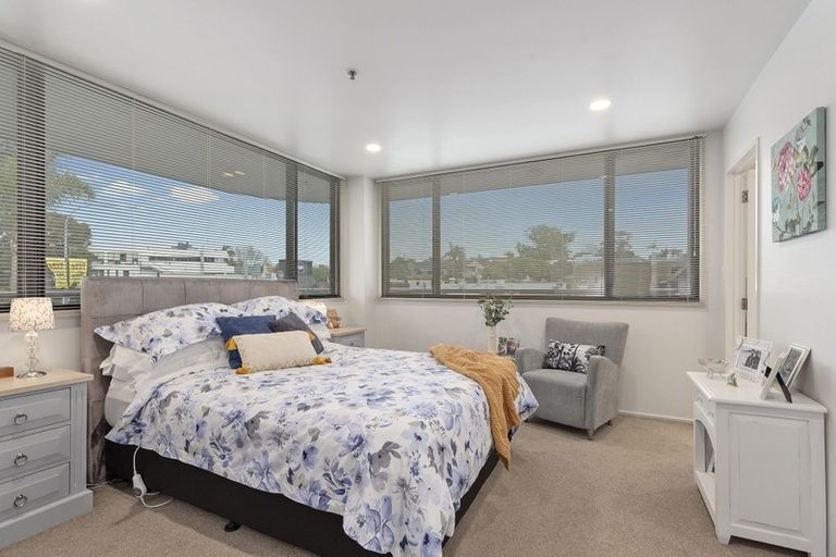 Photo of property in 2d/171 Hurstmere Road, Takapuna, Auckland, 0622