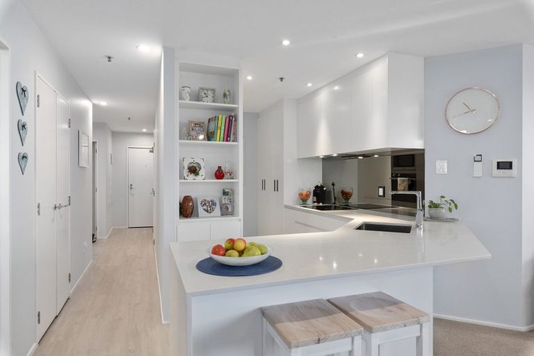 Photo of property in 2d/171 Hurstmere Road, Takapuna, Auckland, 0622