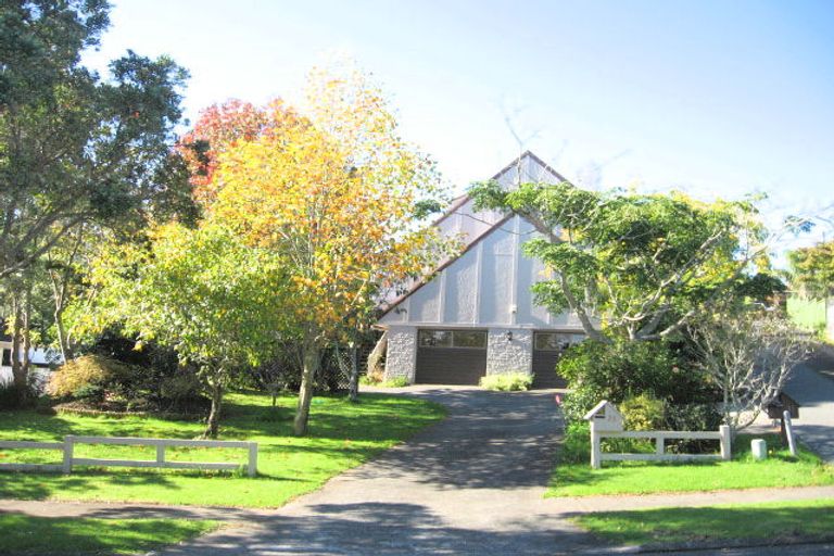 Photo of property in 33 Pickwick Parade, Mellons Bay, Auckland, 2014