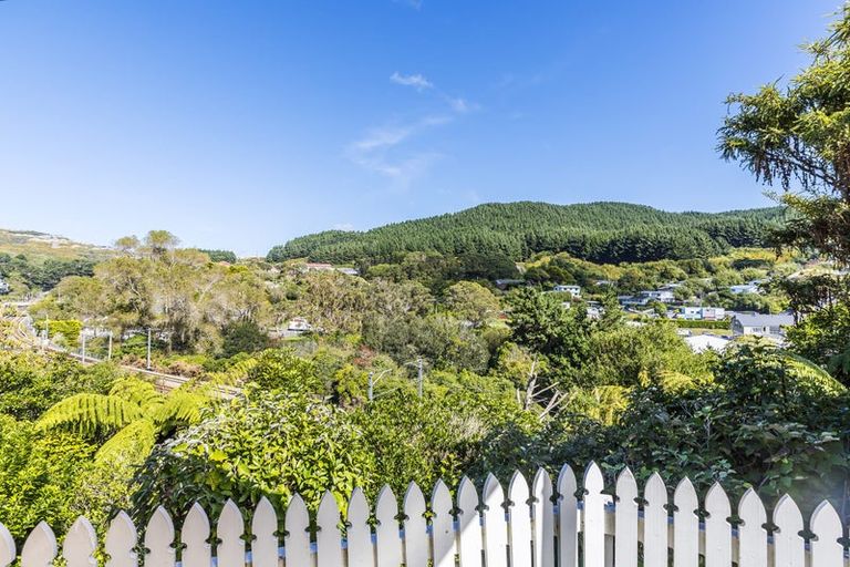 Photo of property in 20 Zande Terrace, Tawa, Wellington, 5028