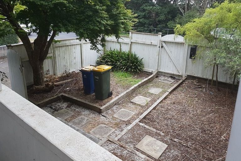 Photo of property in 155 Glenfield Road, Hillcrest, Auckland, 0626