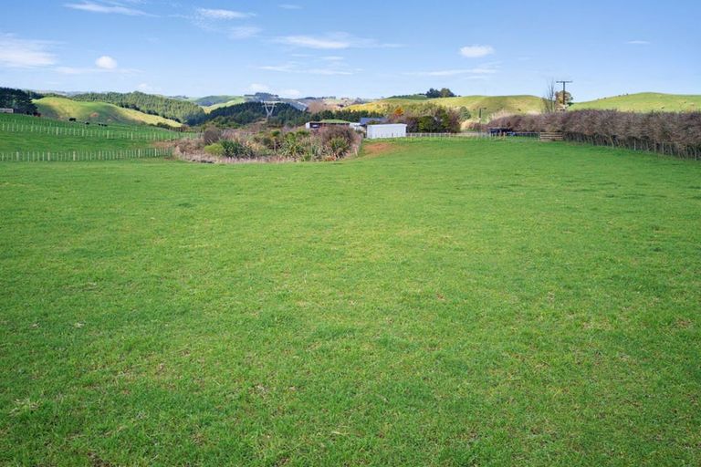 Photo of property in 131 Tiromoana Road, Maata, Eltham, 4398