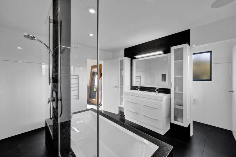 Photo of property in 16 Arthur Road, Paraite, New Plymouth, 4373