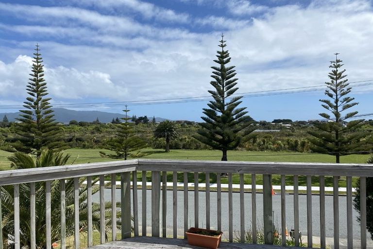 Photo of property in 18 Queens Road, Waikanae Beach, Waikanae, 5036