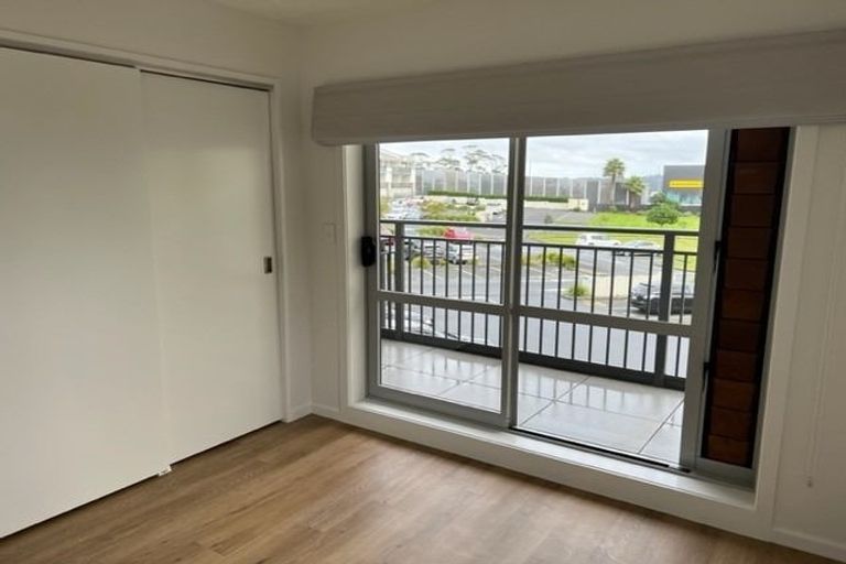 Photo of property in 13c/71 Spencer Road, Oteha, Auckland, 0632