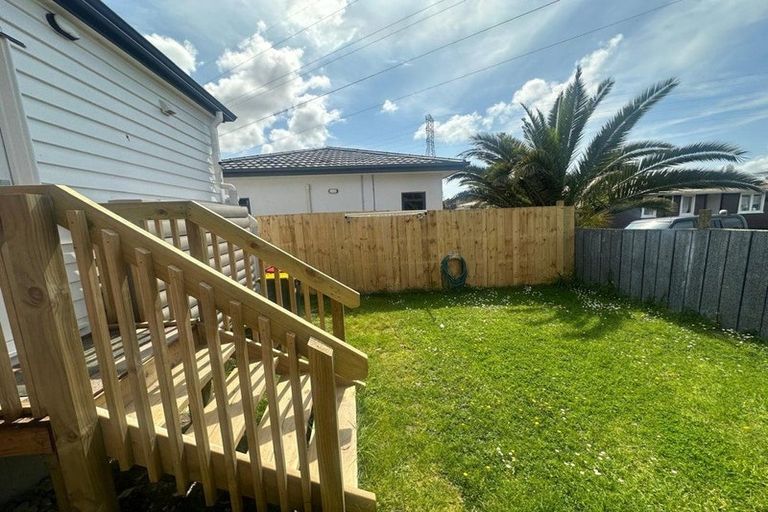 Photo of property in 15a Kiernan Place, Kelston, Auckland, 0602