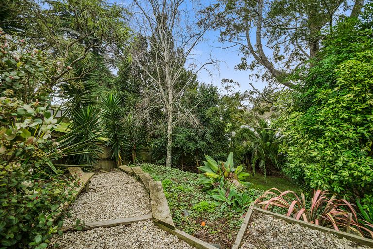 Photo of property in 20 Collingwood Road, Waiuku, 2123