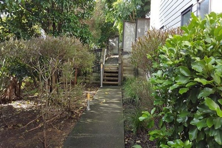 Photo of property in 8d Schnapper Rock Road, Schnapper Rock, Auckland, 0632