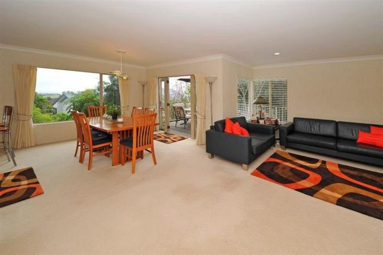 Photo of property in 2/49 Ribbonwood Crescent, Goodwood Heights, Auckland, 2105
