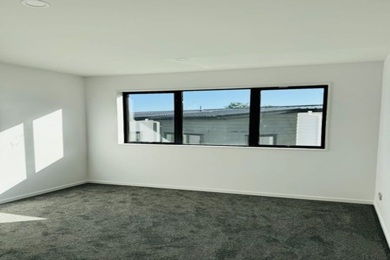 Photo of property in 5/16 Buisson Glade, West Harbour, Auckland, 0618