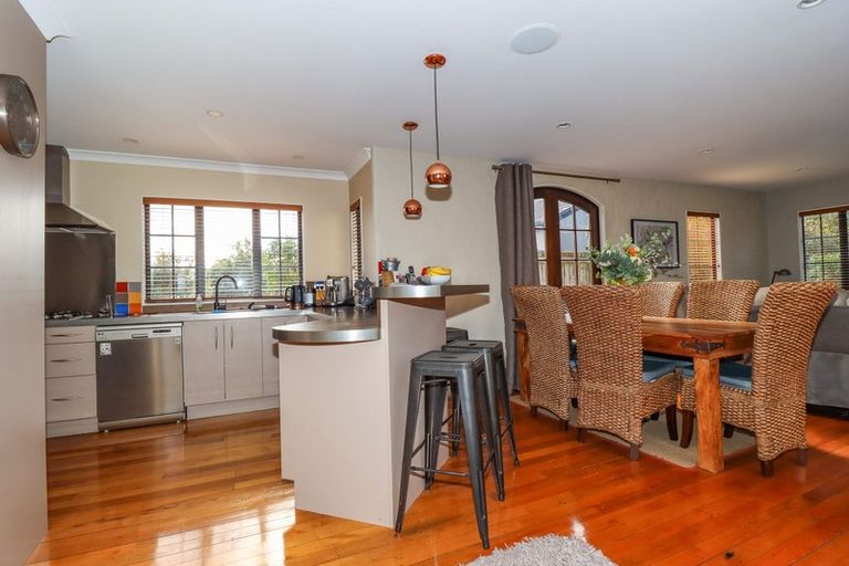 Photo of property in 16 La Lena Grove, Fitzherbert, Palmerston North, 4410