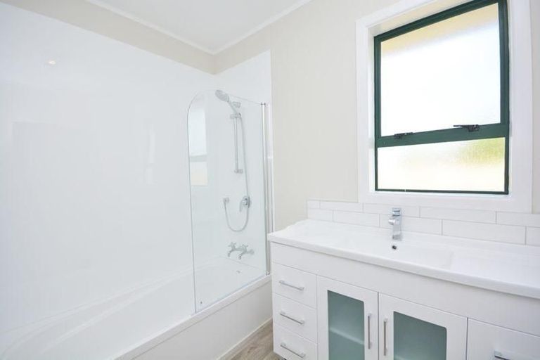 Photo of property in 17 Comet Crescent, Mangere, Auckland, 2022