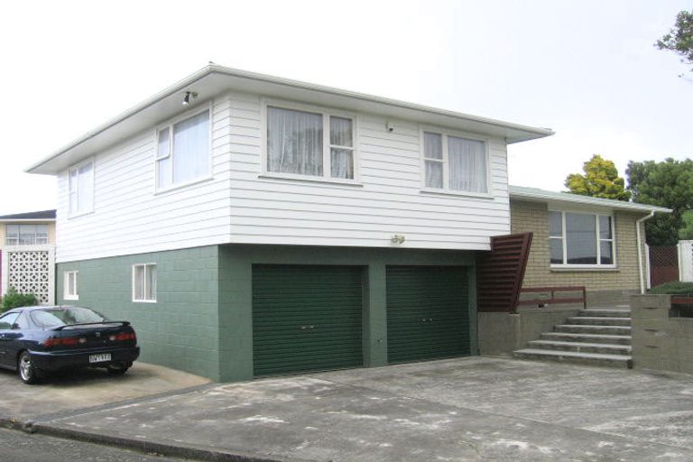 Photo of property in 19 Cheyne Walk, Newlands, Wellington, 6037