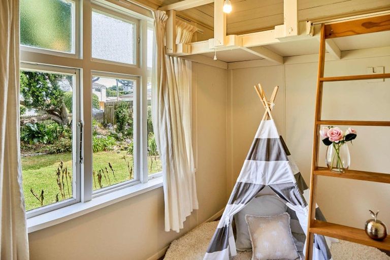 Photo of property in 10 Lambley Road, Titahi Bay, Porirua, 5022