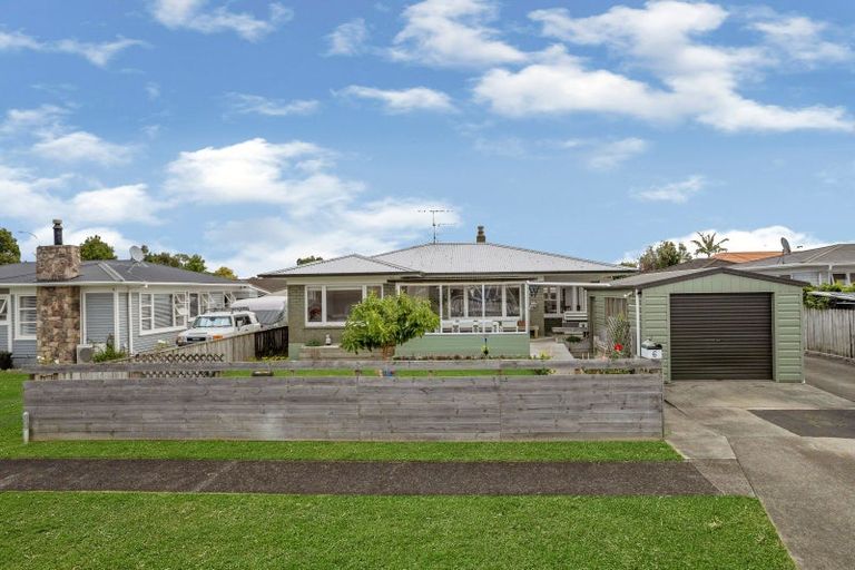 Photo of property in 6 Paterson Avenue, Pukekohe, 2120