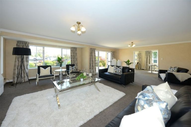 Photo of property in 2 Broadfell Avenue, Avonhead, Christchurch, 8042