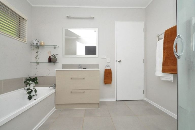Photo of property in 22a Greta Place, Stanmore Bay, Whangaparaoa, 0932