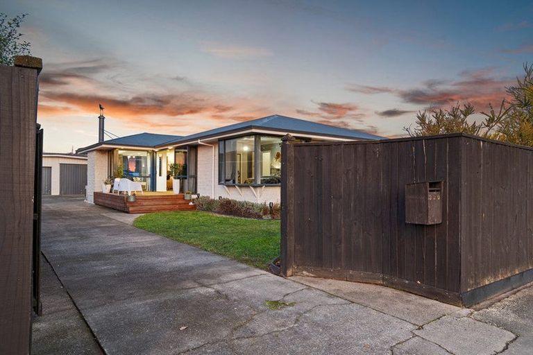 Photo of property in 320 Main North Road, Redwood, Christchurch, 8051