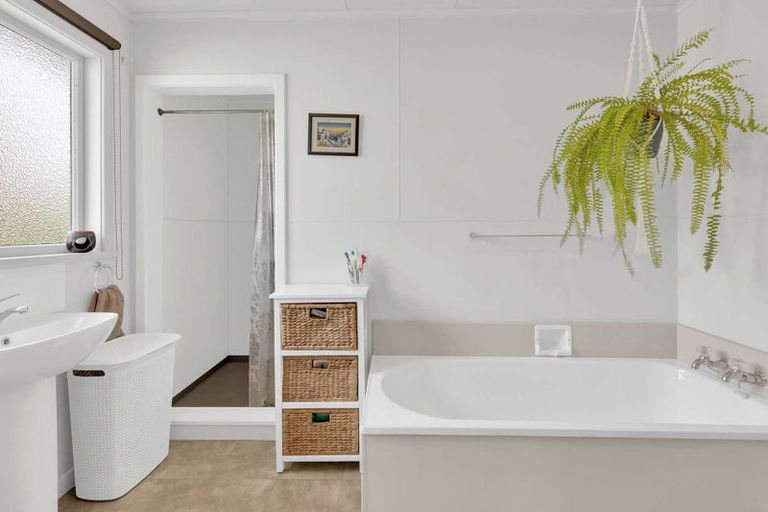 Photo of property in 4 Belvedere Crescent, Takaro, Palmerston North, 4412