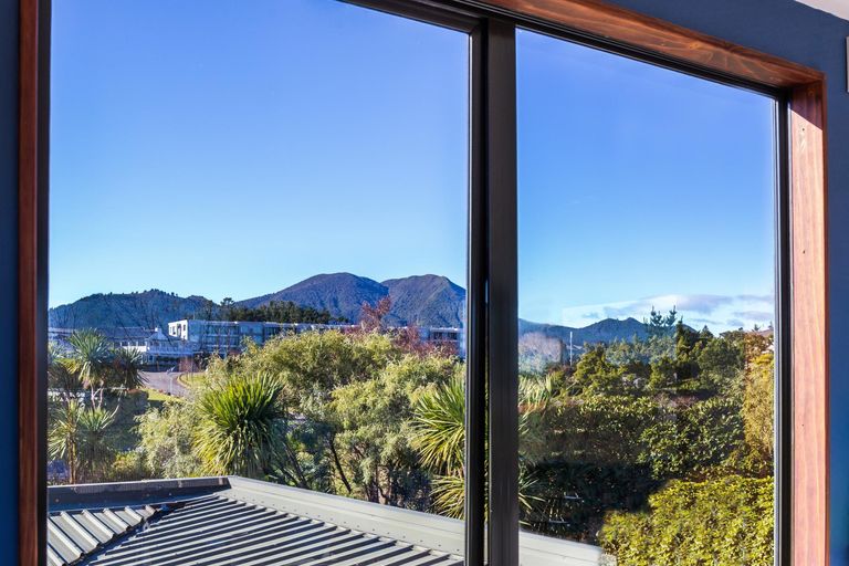 Photo of property in 6 Astelia Way, Waipahihi, Taupo, 3330