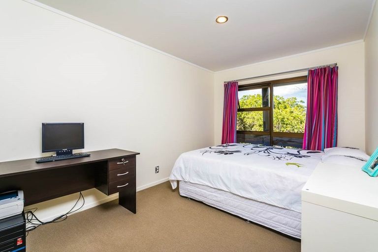 Photo of property in 33 Glen Vista Place, Bayview, Auckland, 0629