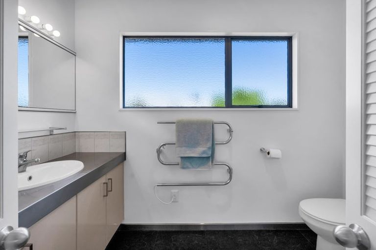 Photo of property in 3e Kinross Drive, Merrilands, New Plymouth, 4312