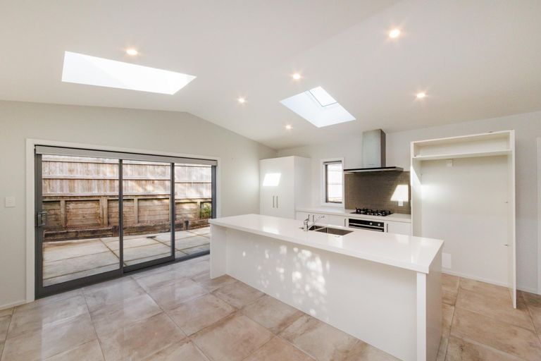 Photo of property in 5a Woodstock Place, Hokowhitu, Palmerston North, 4410