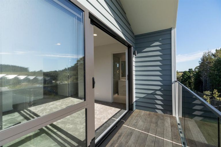 Photo of property in 8 Paparahi Place, Wainui, 0992