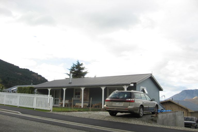 Photo of property in 9 Avalon Crescent, Fernhill, Queenstown, 9300