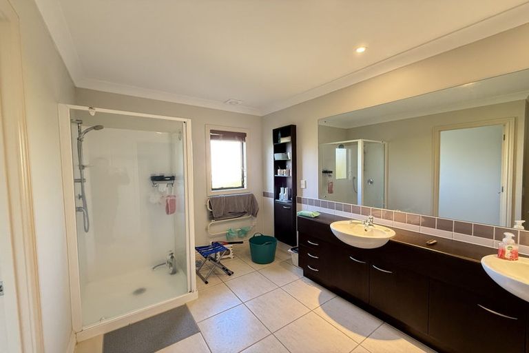 Photo of property in 11 Dunvegan Rise, East Tamaki Heights, Auckland, 2016