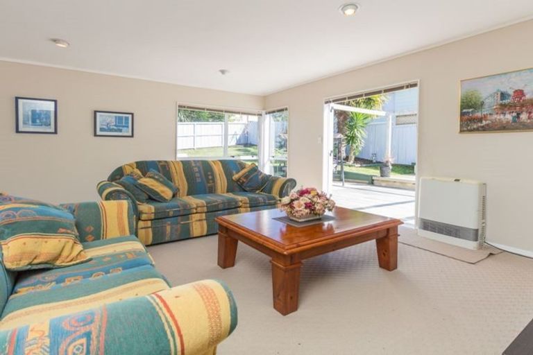 Photo of property in 2/6 Sandgate Avenue, Botany Downs, Auckland, 2010